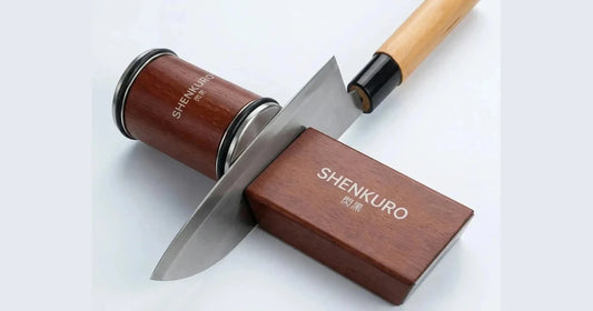 Aiguiseur à rouleau Shenkuro avec son support magnétique et un couteau