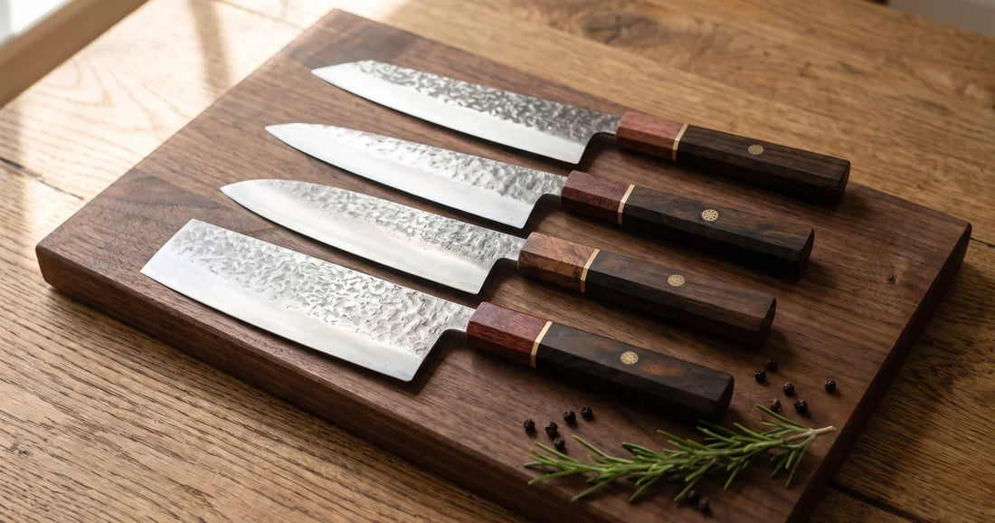 Santoku, gyuto, nakiri et kiritsuke posés côte à côte sur une planche en bois