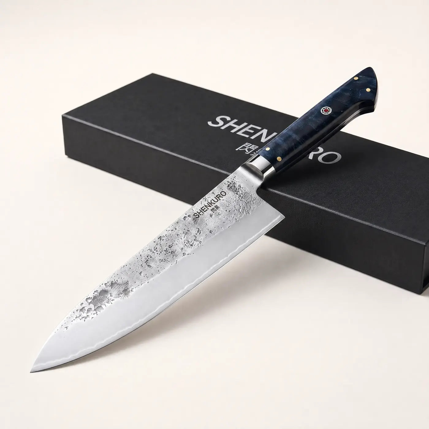 Couteau de chef Aomori sur sa boite cadeau magnetique SHENKURO